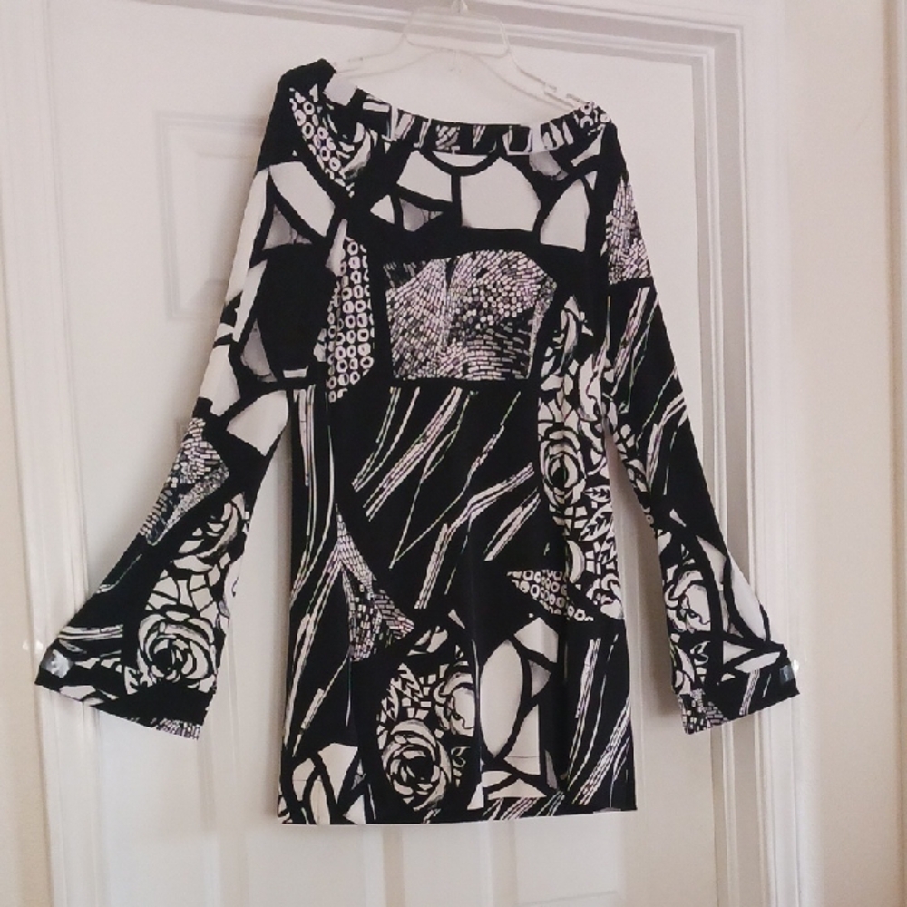 White House Black Market Sz Small Black and White Bell Sleeve Long Shirt